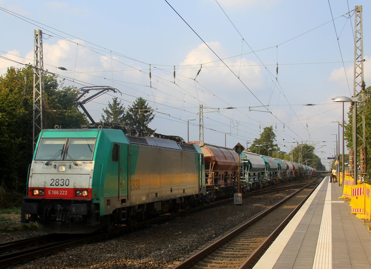 Die Cobra 2830  kommt die Kohlscheider-Rampe hoch aus Richtung Mönchengladbach,Herzogenrath mit einem Kalkleerzug aus Oberhausen-West(D) nach Hermalle-Huy(B) und fährt durch Kohlscheid in Richtung Richterich,Laurensberg,Aachen-West. 
Aufgenommen von Bahnsteig 1  in Kohlscheid.
Bei Sommerwetter am Nachmittag vom 29.8.2019
