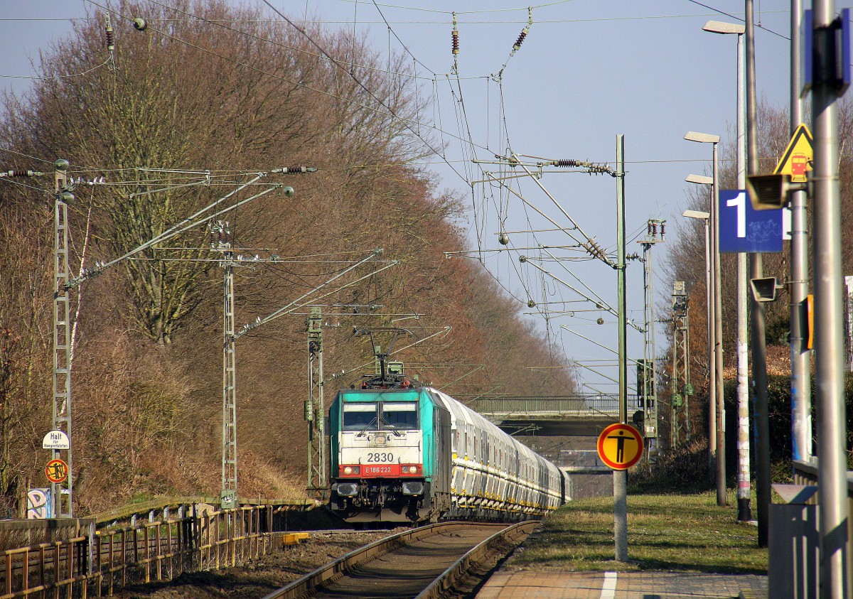 Die Cobra 2830 kommt die Kohlscheider-Rampe hoch mit einem langen Kalkleerzug aus Millingen(D) nach Yves-Gomezee(B) und fährt durch Kohlscheid in Richtung Richterich,Laurensberg,Aachen-West. 
Aufgenommen von Bahnsteig 1 in Kohlscheid.
Bei schönem Sonnenschein am Vormittag vom 27.2.2016.