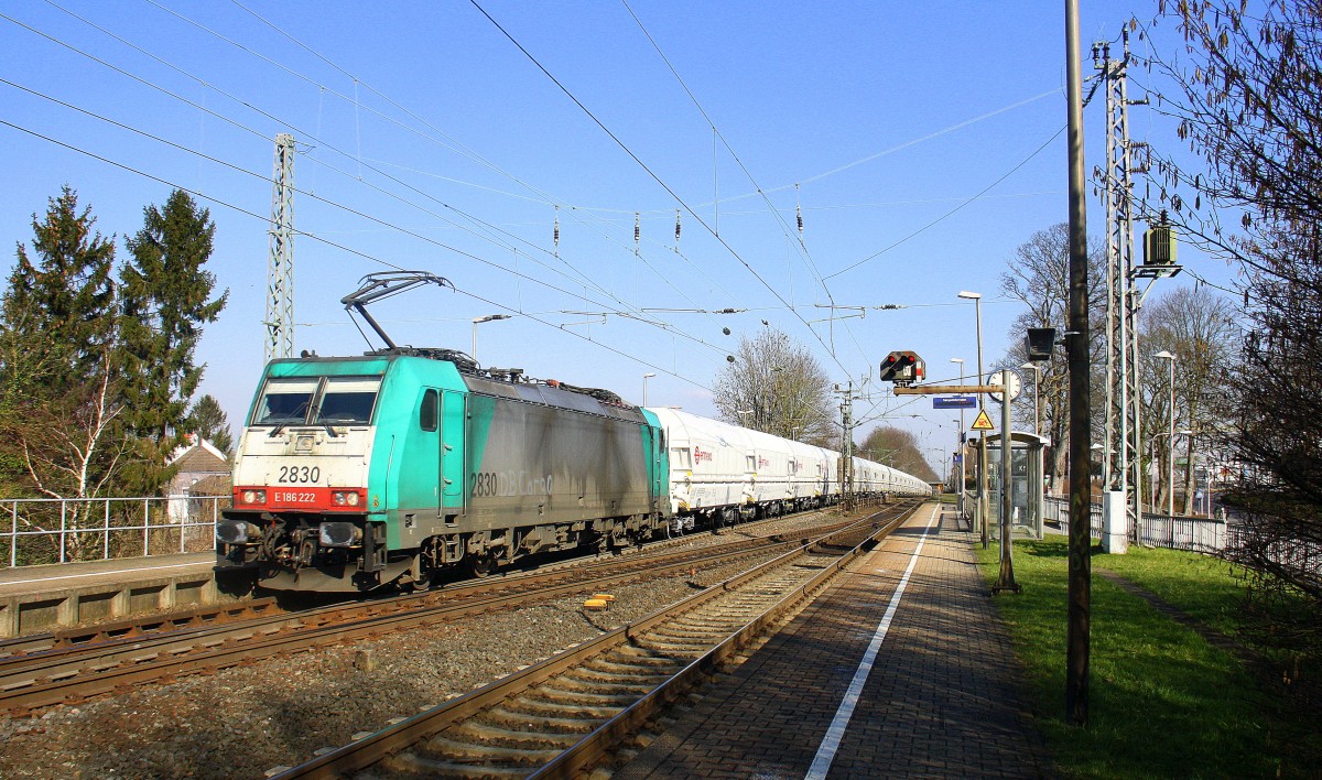 Die Cobra 2830 kommt die Kohlscheider-Rampe hoch mit einem langen Kalkleerzug aus Millingen(D) nach Yves-Gomezee(B) und fährt durch Kohlscheid in Richtung Richterich,Laurensberg,Aachen-West. Aufgenommen von Bahnsteig 1 in Kohlscheid. Bei schönem Sonnenschein am Vormittag vom 27.2.2016.