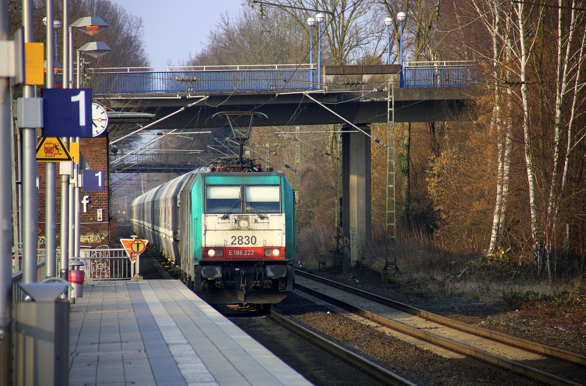 Die Cobra 2830  kommt mit einem  langen Kalkleerzug aus Millingen(D) nach Yves-Gomezee(B) aus Rheydt,Wickrath,Beckrath,Herrath,Erkelenz,Baal,Hückelhoven-Baal,Brachelen,Lindern,Süggerrath,Geilenkirchen,Frelenberg,Zweibrüggen und fährt durch Übach-Palenberg in Richtung Rimburg,Finkenrath,Hofstadt,Herzogenrath,Kohlscheid,Richterich,Laurensberg,Aachen-West. 
Aufgenommen vom Bahnsteig 1 in Übach-Palenberg. 
Bei schönem Sonnenschein am Kalten Nachmittag vom 29.2.2016. 