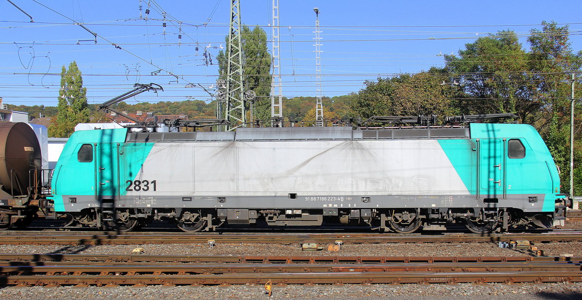 Die Cobra 2831 fährt mit einem Güterzug aus Ludwigshafen-BASF(D) nach Antwerpen-BSAF(B) bei der Ausfahrt aus Aachen-West in Richtung Montzen/Belgien. 
Aufgenommen vom Bahnsteig in Aachen-West.
Bei Sommerwetter am Nachmittag vom 30.9.2018.