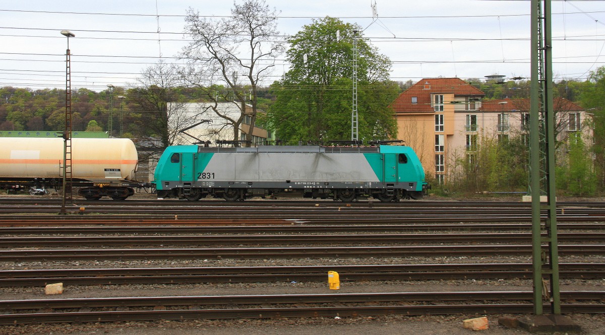 Die Cobra 2831 fährt mit einem langen Kesselzug aus Antwerpen-BASF(B) nach  Ludwigshafen-BASF(D),  aufgenommen bei der Ausfahrt aus Aachen-West in Richtung Aachen-Hbf,Köln.
Aufgenommen vom Bahnsteig in Aachen-West bei Sonne und Regenwolken am Nachmittag vom 6.4.2014. 