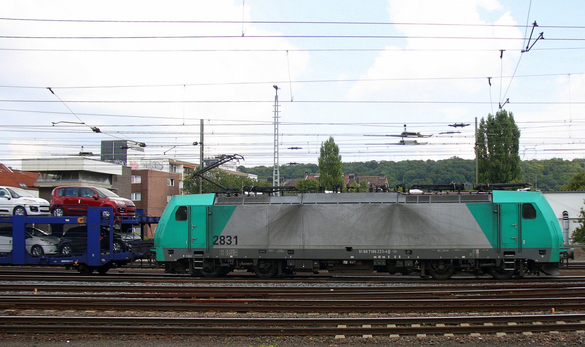 Die Cobra 2831 fährt mit einem langen Citroen-Auto-Zug aus Kolín(CZ) nach Zeebrugge-Pelikaan(B), aufgenommen bei der Ausfahrt aus Aachen-West in Richtung Montzen/Belgien.
Aufgenommen vom Bahnsteig in Aachen-West bei schönem Sonnenschein am 5.8.2014. 