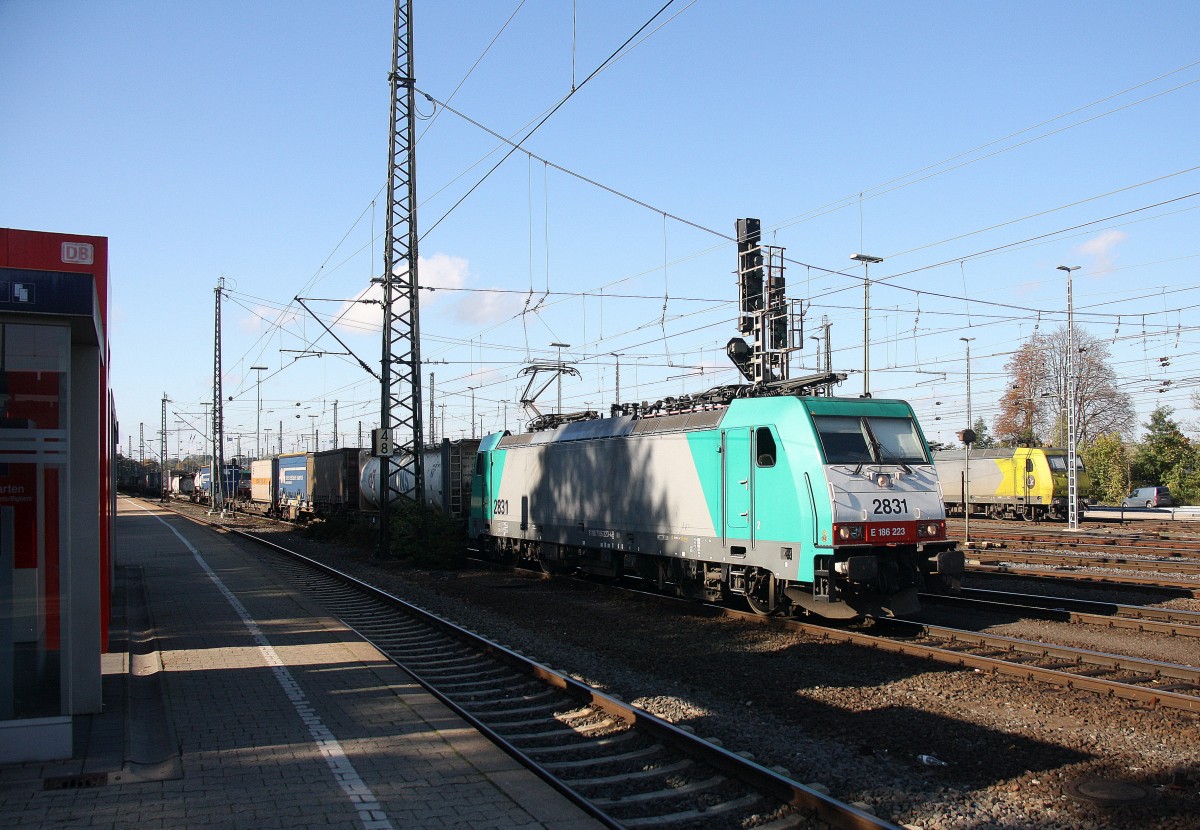 Die Cobra 2831 fährt mit einem langen Containerzug aus Gallarate(I) nach Antwerpen-Oorderen(B), aufgenommen bei der Ausfahrt aus Aachen-West in Richtung Montzen/Belgien.
 Aufgenommen vom Bahnsteig in Aachen-West bei schönem Herbstwetter am Nachmittag vom 19.10.2014. 