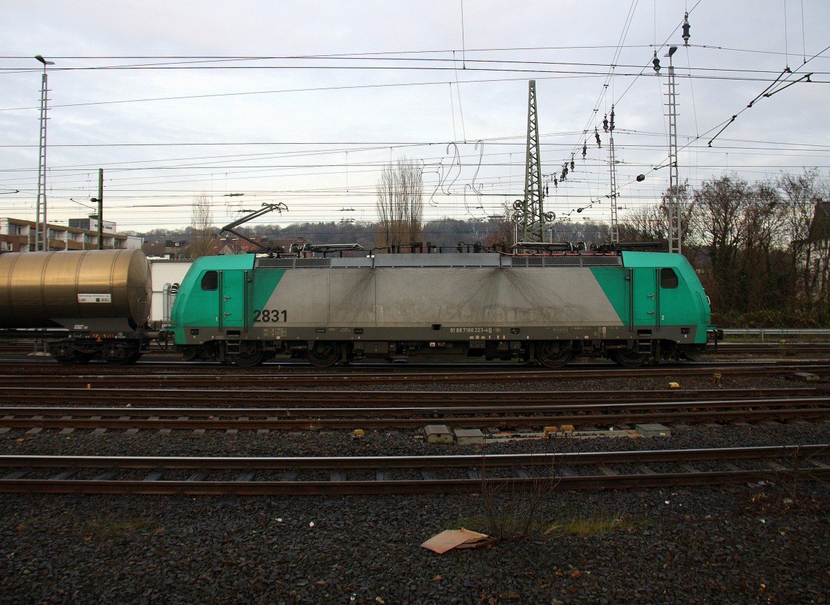 Die Cobra 2831 fährt mit einem Kesselzug aus Ludwigshafen-BASF nach Antwerpen-BASF(B) bei der Ausfahrt aus Aachen-West in Richtung Montzen/Belgien. 
Aufgenommen vom Bahnsteig in Aachen-West. 
Bei Sonne und Regenwolken am Nachmittag vom 15.12.2015.