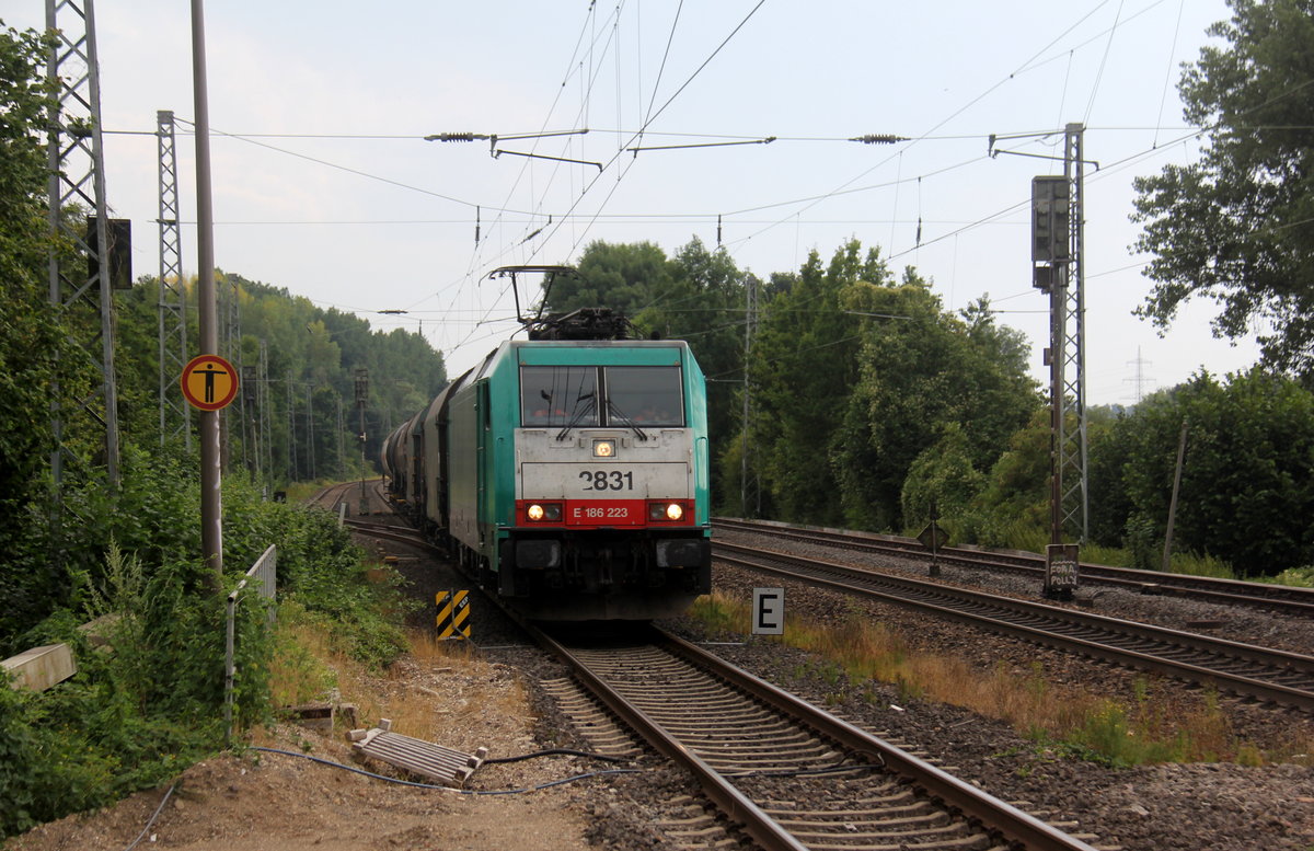 Die Cobra 2831 kommt als umleiter aus Richtung Aachen-Wes,Laurensberg,Richterich mit einem kurzen gemischten Güterzug aus Antwerpen-Noord(B) nach Köln-Gremberg(D) und fährt durch Kohlscheid in Richtung Herzogenrath,Mönchengladbach. 
Aufgenommen von Bahnsteig 1 in Kohlscheid. 
Bei Sommerwetter am Nachmittag vom 25.7.2019.