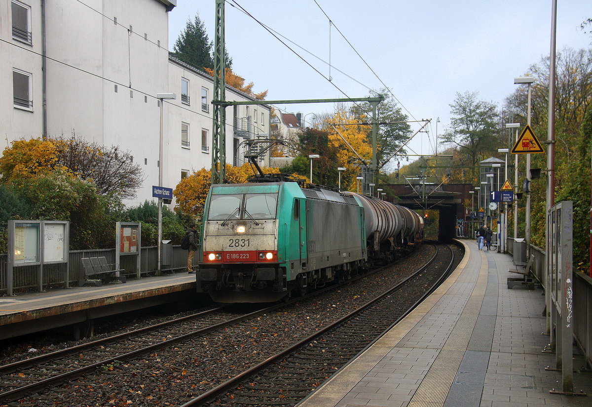 Die Cobra 2831 kommt aus Richtung Köln,Aachen-Hbf und fährt durch Aachen-Schanz mit einem Güterzug aus Köln-Gremberg(D) nach Antwerpen-Noord(B) und fährt in Richtung Aachen-West. Aufgenommen vom Bahnsteig von Aachen-Schanz. 
Am Morgen vom 17.11.2017.