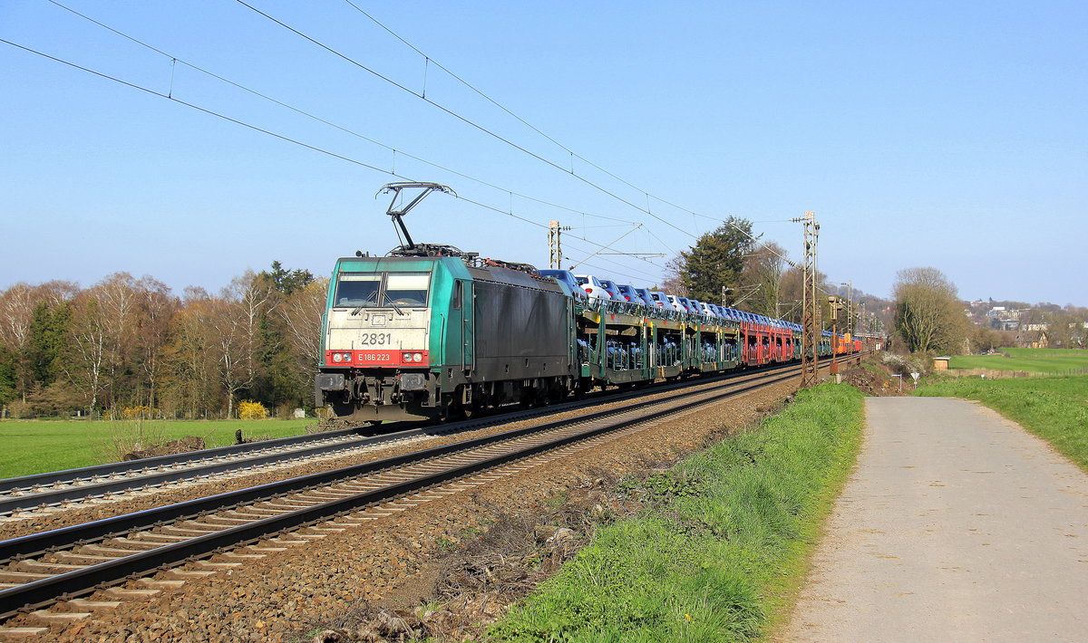Die Cobra 2831 kommt aus Richtung Aachen-West und fährt die Gemmenicher-Rampe hoch mit einem langen Mercedes-Zug aus Kornwestheim(D) nach Zeebrugge-Ramskapelle(B) und fährt in Richtung Gemmenicher-Tunnel,Botzelaer(B),Gemmenich(B),Nouvelaer(B),Moresnet(B),Moresnet-Chapelle(B),Montzen(B). 
Aufgenommen an der Montzenroute am Gemmenicher-Weg. 
Bei schönem Frühlingswetter am Nachmittag vom 29.3.2019.