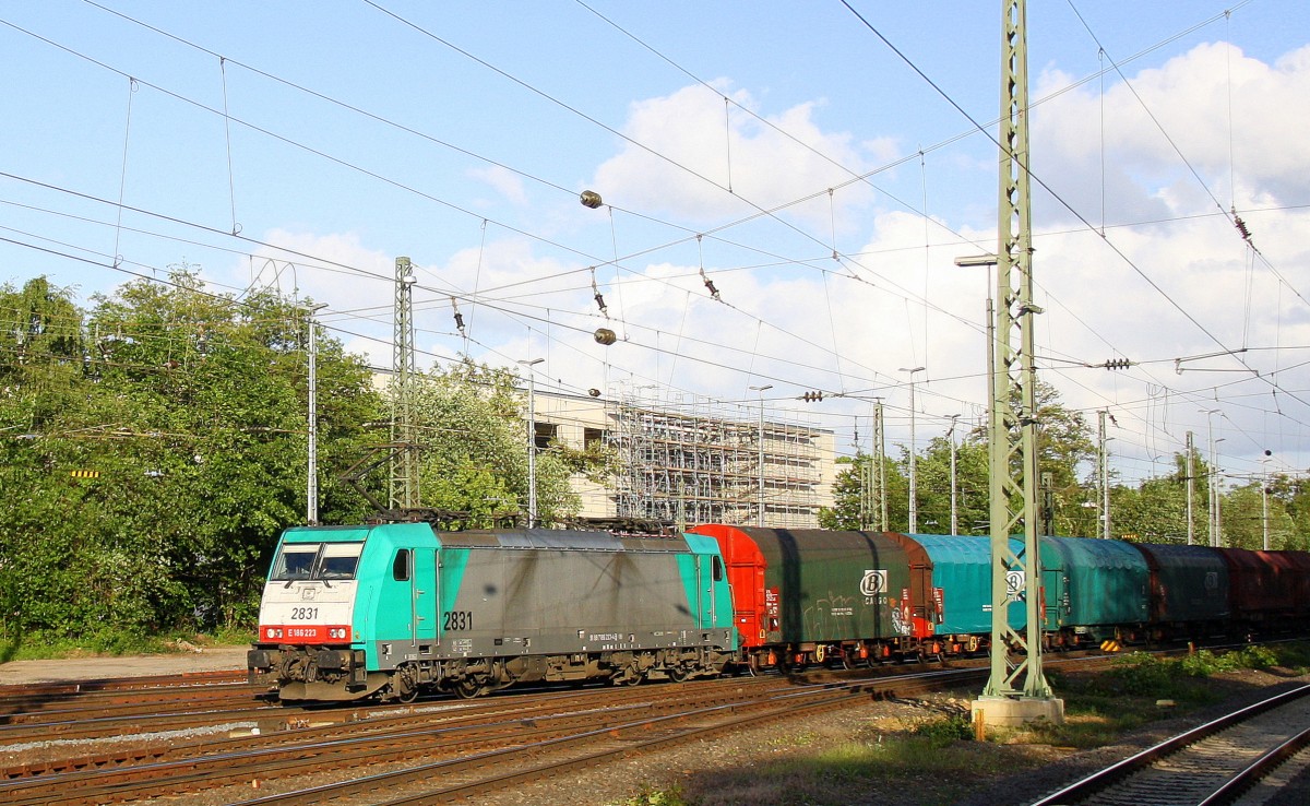 Die Cobra 2831 kommt aus Richtung Montzen/Belgien mit einem langen gemischten Güterzug aus Antwerpen-Noord(B) nach Köln-Gremberg und fährt in Aachen-West ein. Aufgenommen vom Bahnsteig in Aachen-West bei Sonne und Regenwolken am 9.5.2014. 