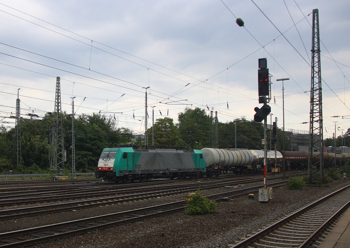 Die Cobra 2831  kommt aus Richtung Köln,Aachen-Hbf,Aachen-Schanz mit einem langen Kesselzug aus Ludwigshafen-BASF nach Antwerpen-BASF(B) und fährt in Aachen-West ein.
Aufgenommen vom Bahnsteig in Aachen-West. 
Bei Regenwolken am Nachmitag vom 12.9.2015.