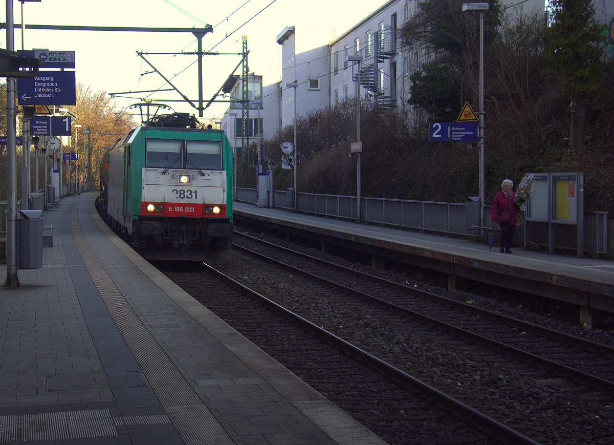Die Cobra 2831 kommt durch Aachen-Schanz mit einem Kesselzug aus Antwerpen-BASF(B) nach Ludwigshafen-BASF(D) und kommt aus Richtung Aachen-West und fährt in Richtung Aachen-Hbf,Aachen-Rothe-Erde,Stolberg-Hbf(Rheinland)Eschweiler-Hbf,Langerwehe,Düren,Merzenich,Buir,Horrem,Kerpen-Köln-Ehrenfeld,Köln-West,Köln-Süd. Aufgenommen vom Bahnsteig von Aachen-Schanz. 
Bei schönem Sonnenschein am Morgen vom 6.4.2018.