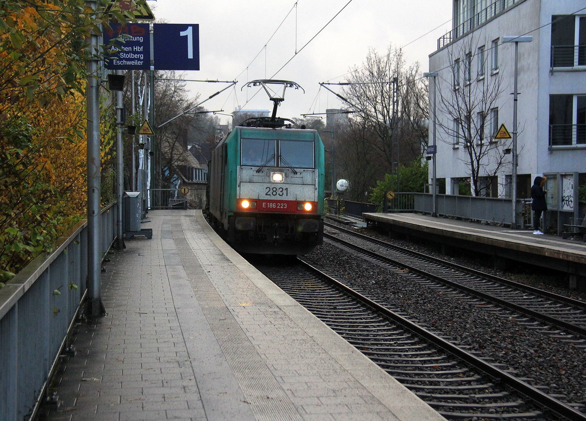 Die Cobra 2831 kommt durch Aachen-Schanz mit einem Güterzug aus Antwerpen-Noord(B) nach Wels(A) und kommt aus Richtung Aachen-West und fährt in Richtung Aachen-Hbf,Aachen-Rothe-Erde,Stolberg-Hbf(Rheinland)Eschweiler-Hbf,Langerwehe,Düren,Merzenich,Buir,Horrem,Kerpen-Köln-Ehrenfeld,Köln-West,Köln-Süd. 
Aufgenommen vom Bahnsteig von Aachen-Schanz. 
Am Morgen vom 4.12.2018.