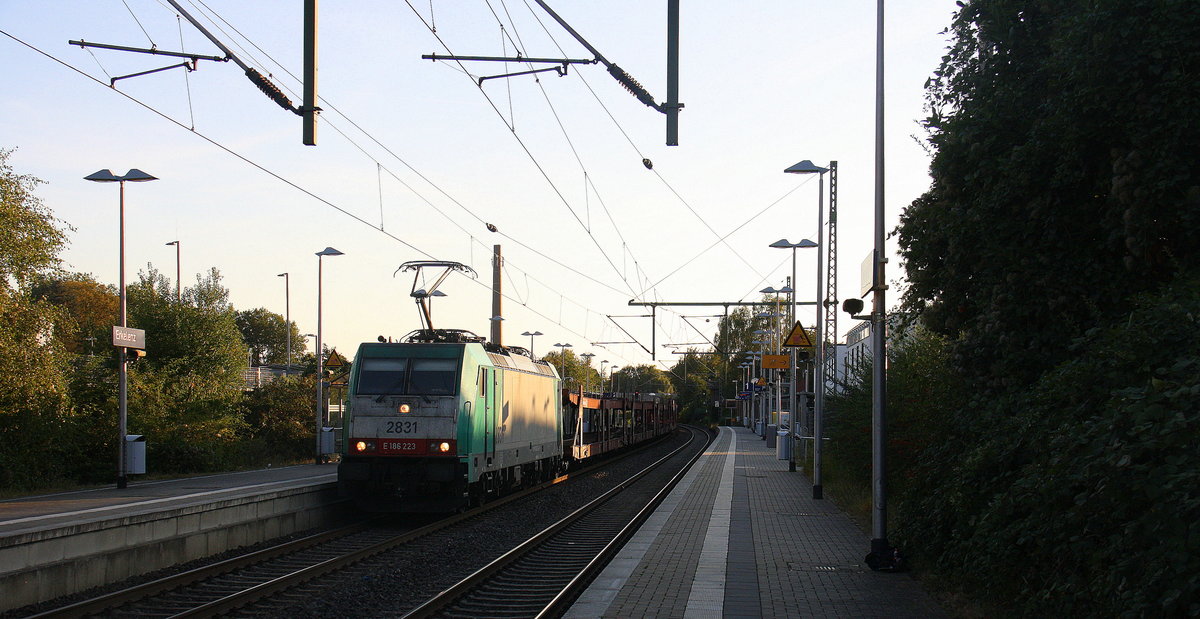 Die Cobra 2831 kommt kommt aus Richtung aus Richtung Aachen-West,Laurensberg,Richterich,Kohlscheid,Herzogenrath,Hofstadt,Finkenrath,Rimburg,Übach-Palenberg,Zweibrüggen,Frelenberg,Geilenkirchen,Süggerrath,Lindern,Brachelen,Hückelhoven-Baal,Baal mit einem  Autoleerzug aus Zeebrugge-Ramskapelle(B) nach Gelsenkirchen-Bismarck(D und fährt durch Erkelenz in Richtung Herrath,Beckrath,Wickrath,Rheydt-Hbf,Mönchengladbach-Hbf.
Aufgenommen vom Bahnsteig 1 in Erkelenz. 
An einem schönem Sommerabend am Abend vom 24.9.2016.