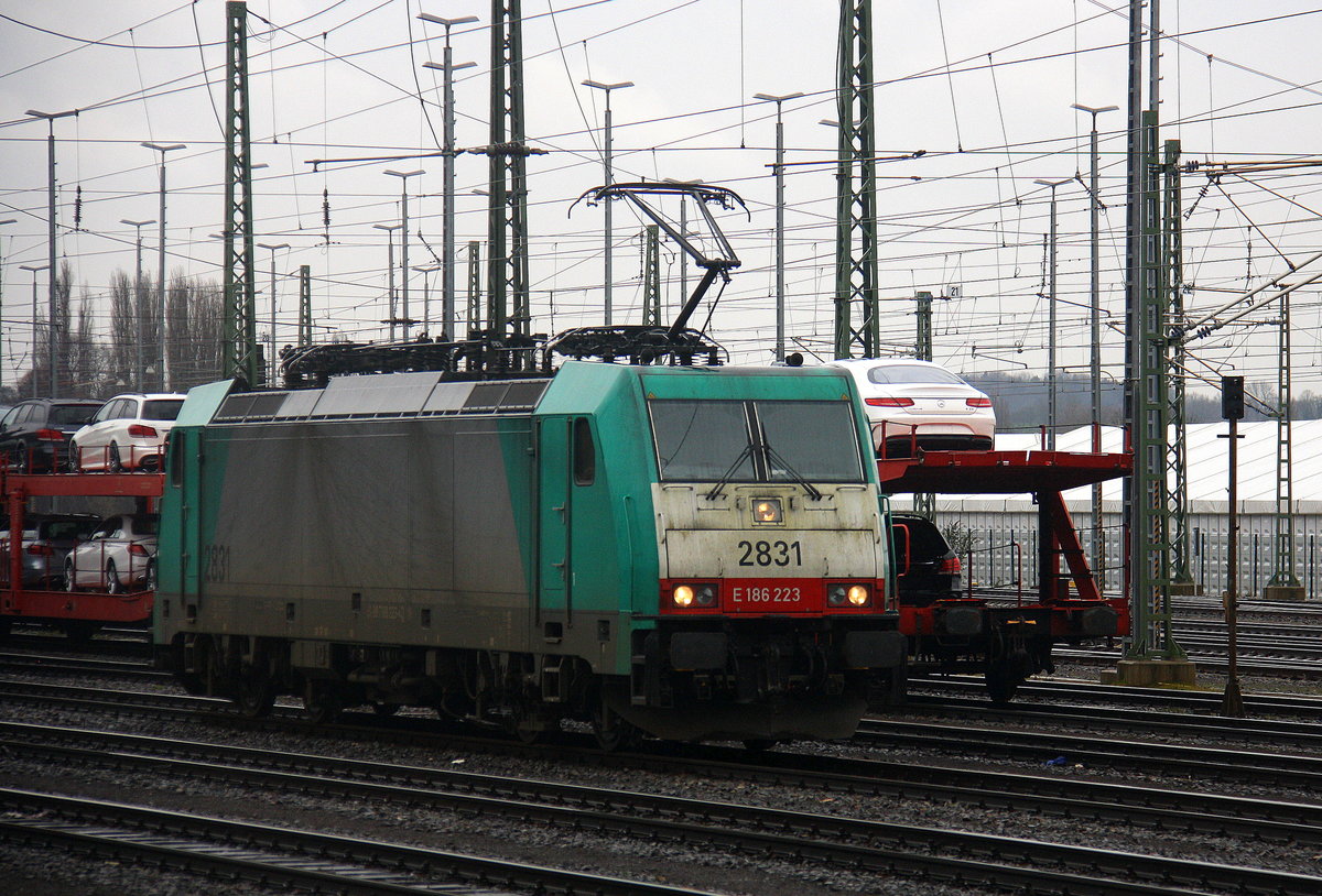 Die Cobra 2831 steht in Aachen-West.
Aufgenommen vom Bahnsteig in Aachen-West. 
Bei Regenwetter am Nasskalten Nachmittag vom 31.3.2016