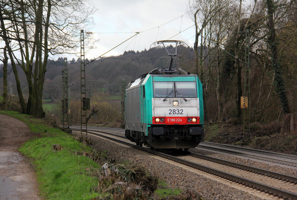 Die Cobra 2832  kommt als Lokzug aus Belgien nach Aachen-West und fährt die Gemmenicher-Rampe herunter nach Aachen-West. 
Aufgenommen an der Gemmenicher-Rampe am Gemmenicher-Weg auf der Montzenroute. 
Bei Sonne und Regenwolken am Mittag vom 8.3.2019.