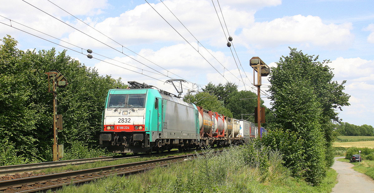 Die Cobra 2832  kommt aus Richtung Aachen-West und fährt die Gemmenicher-Rampe hoch mit einem langen Containerzug aus Gallarate(I) nach Antwerpen-Oorderen(B) und fährt in Richtung Montzen/Belgien. 
Aufgenommen an der Montzenroute am Gemmenicher-Weg. 
Bei Sommerwetter am Nachmittag vom 22.7.2017.