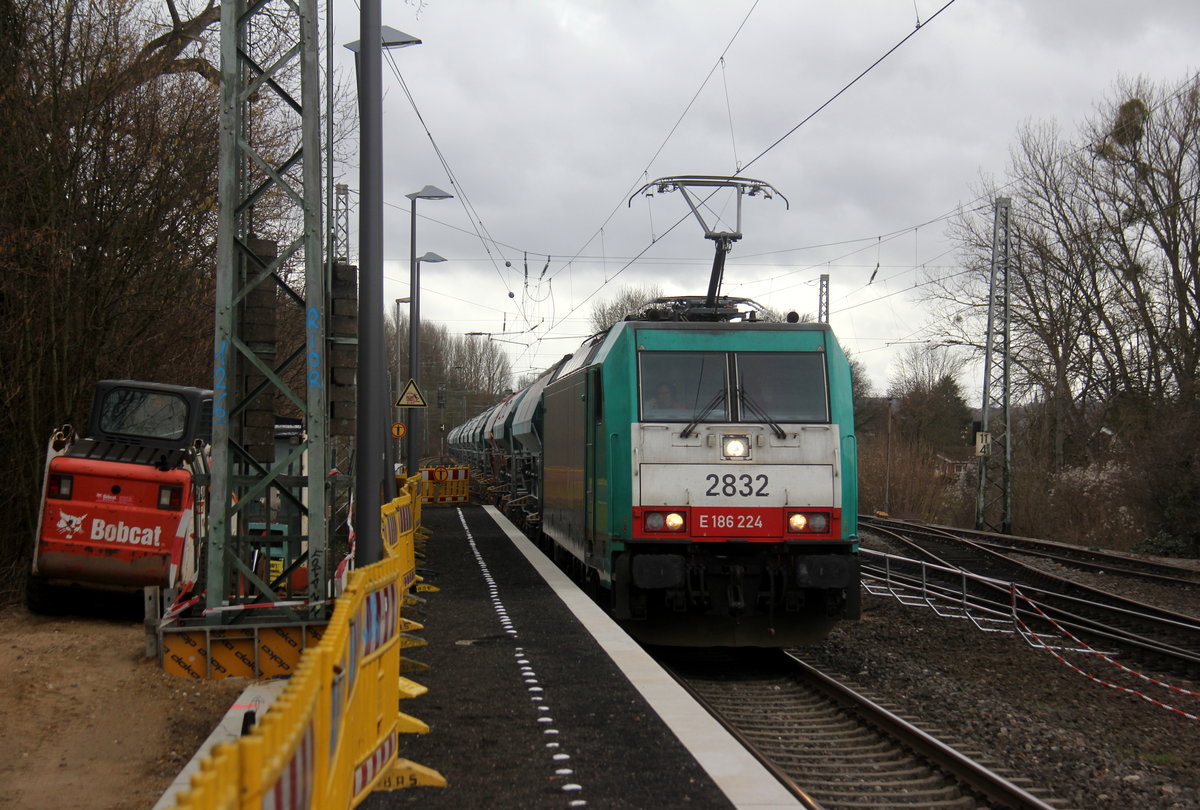 Die Cobra 2832 kommt aus Richtung Aachen-West mit einem schweren Kalkzug aus Hermalle-Huy(B) nach Oberhausen-West(D) und fährt durch Kohlscheid in Richtung Herzogenrath,,Hofstadt,Finkenrath,Rimburg,Übach-Palenberg,Zweibrüggen,Frelenberg,Geilenkirchen,Süggerath,Lindern,Brachelen,Hückelhoven-Baal,Baal,Erkelenz,Herrath,Beckrath,Wickrath. 
Aufgenommen von Bahnsteig 1 in Kohlscheid.
Bei Regenwolken und Sturm am Vormittag vom 4.3.2019.
