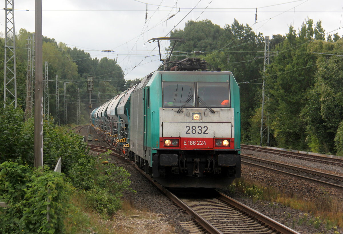 Die Cobra 2832  kommt aus Richtung Aachen-West mit einem schweren Kalkzug aus Hermalle-Huy(B) nach Oberhausen-West(D) und fährt durch Kohlscheid in Richtung Herzogenrath,,Hofstadt,Finkenrath,Rimburg,Übach-Palenberg,Zweibrüggen,Frelenberg,Geilenkirchen,Süggerath,Lindern,Brachelen,Hückelhoven-Baal,Baal,Erkelenz,Herrath,Beckrath,Wickrath. 
Aufgenommen von Bahnsteig 1 in Kohlscheid.
Bei Regenwolken am Mittag vom 15.8.2019.