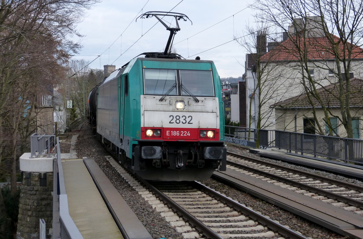 Die Cobra 2832  kommt durch Aachen-Schanz mit einem Kesselzug aus Antwerpen-BASF(B) nach Ludwigshafen-BASF(D) und kommt aus Richtung Aachen-West und fährt in Richtung Aachen-Hbf,Aachen-Rothe-Erde,Stolberg-Hbf(Rheinland)Eschweiler-Hbf,Langerwehe,Düren,Merzenich,Buir,Horrem,Kerpen-Köln-Ehrenfeld,Köln-West,Köln-Süd. Aufgenommen vom Bahnsteig von Aachen-Schanz.
Bei Wolken am Morgen vom 6.3.2018.
