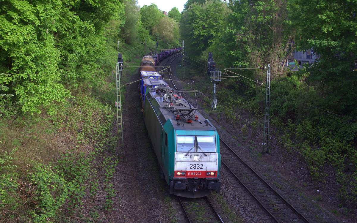 Die Cobra 2832  kommt mit einem Güterzug au Antwerpen-Noord(B) nach Köln-Eifeltor(D) und kommt aus Richtung Aachen-West,Aachen-Schanz und fährt in Richtung Aachen-Hbf,Aachen-Rothe-Erde,Stolberg-Hbf(Rheinland)Eschweiler-Hbf,Langerwehe,Düren,Merzenich,Buir,Horrem,Kerpen-Köln-Ehrenfeld,Köln-West,Köln-Süd. Aufgenommen von einer Brücke von der Weberstraße in Aachen. 
Bei schönem Sonnenschein am Morgen vom 27.4.2018.