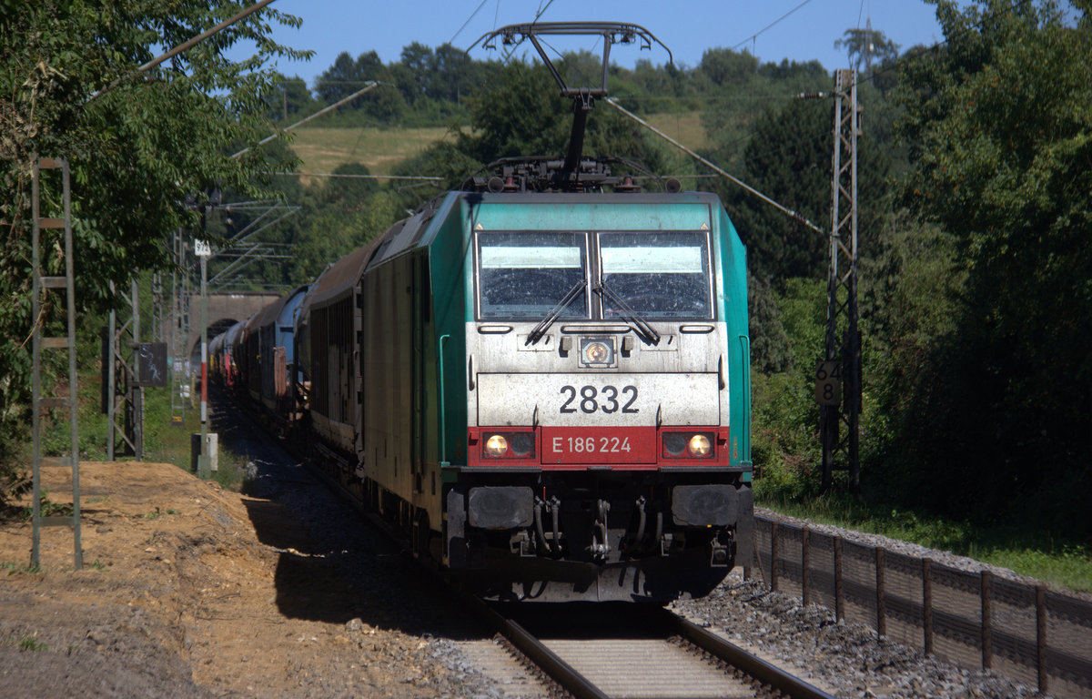 Die Cobra 2832 kommt mit einem gemischten Güterzug aus Köln-Gremberg(D) nach Antwerpen-Noord(B) und kommt aus Köln-Süd,Köln-West,Köln-Ehrenfeld,Kerpen,Horrem,Buir,Merzenich,Düren,Langerwehe,Eschweiler-Hbf,Stolberg-Hbf(Rheinland) und fährt durch Aachen-Eilendorf in Richtung Aachen-Rothe-Erde,Aachen-Hbf,Aachen-Schanz,Aachen-West. Aufgenommen vom Bahnsteig 1 in Aachen-Eilendorf. 
Bei Sommerwetter am Nachmittag vom 1.7.2018.