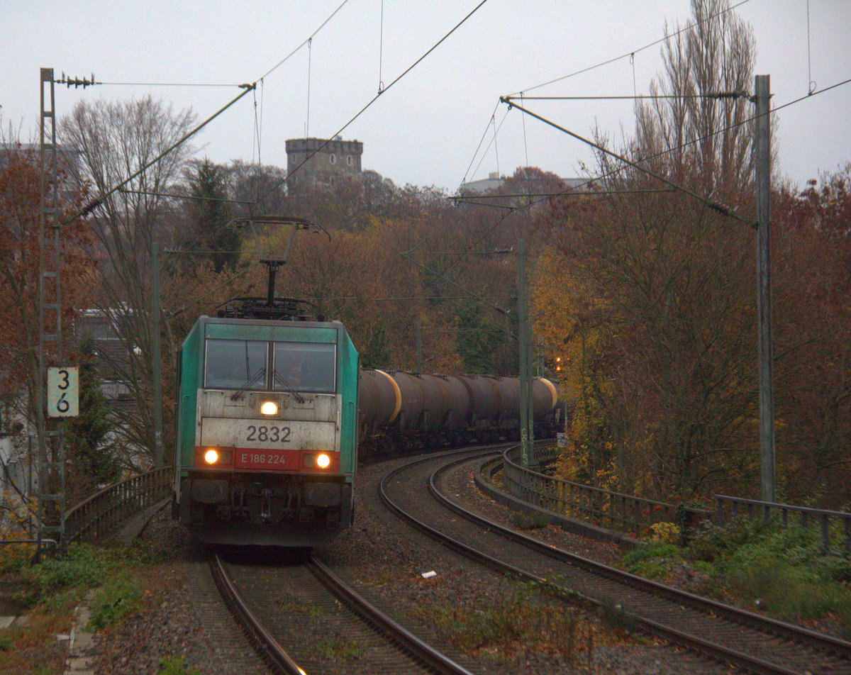 Die Cobra 2832  kommt mit einem Kesselzug aus Antwerpen-Noord(B) nach Köln-Eifeltor(D) fährt durch Aachen-Schanz in Richtung Aachen-Hbf,Aachen-Rothe-Erde,Stolberg-Hbf(Rheinland)Eschweiler-Hbf,Langerwehe,Düren,Merzenich,Buir,Horrem,Kerpen-Köln-Ehrenfeld,Köln-West,Köln-Süd. 
Aufgenommen vom Bahnsteig von Aachen-Schanz.
Am Morgen vom 19.11.2018.