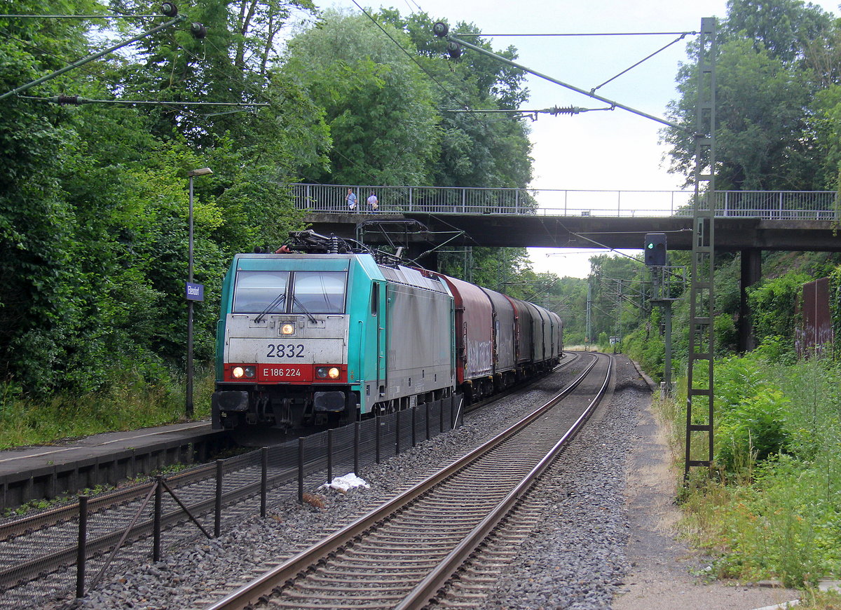 Die Cobra 2832 kommt mit einem Coilzug aus Kinkempois(B) nach Köln-Gremberg(D) und kommt aus Richtung Aachen-West,Aachen-Schanz,Aachen-Hbf,Aachen-Rothe-Erde und fährt durch Aachen-Eilendorf in Richtung Stolberg-Hbf(Rheinland)Eschweiler-Hbf,Langerwehe,Düren,Merzenich,Buir,Horrem,Kerpen-Köln-Ehrenfeld,Köln-West,Köln-Süd. Aufgenommen vom Bahnsteig 1 in Aachen-Eilendorf.
Bei Sommerwetter am Nachmittag vom 2.7.2019.