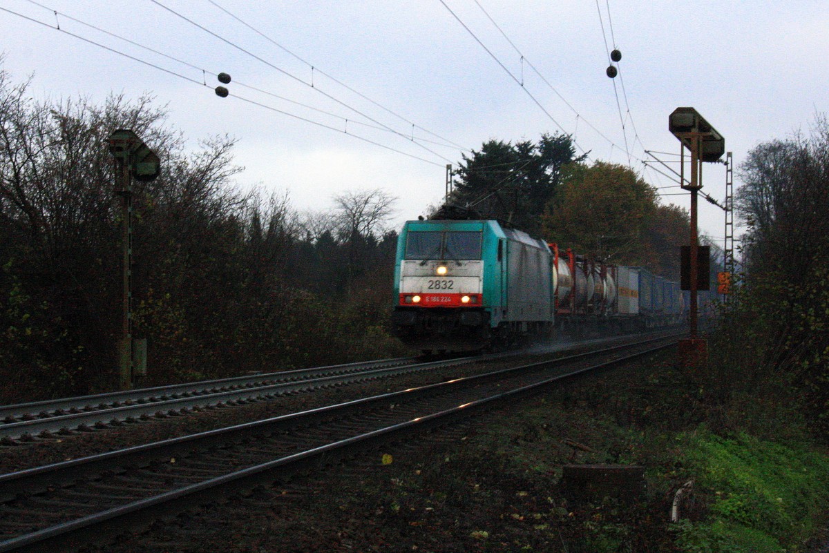 Die Cobra 2832 kommt mit viel Sand die Gemmenicher-Rampe hoch mit einem langen Containerzug aus Verona(I) nach Antwerpen-Combinant(B) aus Richtung Aachen-West und fhrt in Richtung Montzen/Belgien.
Aufgenommen an der Montzenroute am Gemmenicher-Weg am Nachmittag vom 1.12.2013. 