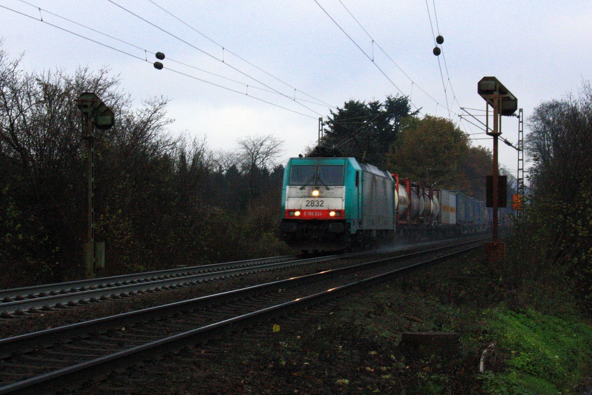 Die Cobra 2832 kommt mit viel Sand die Gemmenicher-Rampe hoch mit einem langen Containerzug aus Verona(I) nach Antwerpen-Combinant(B) aus Richtung Aachen-West und fhrt in Richtung Montzen/Belgien.
Aufgenommen an der Montzenroute am Gemmenicher-Weg am Nachmittag vom 1.12.2013. 