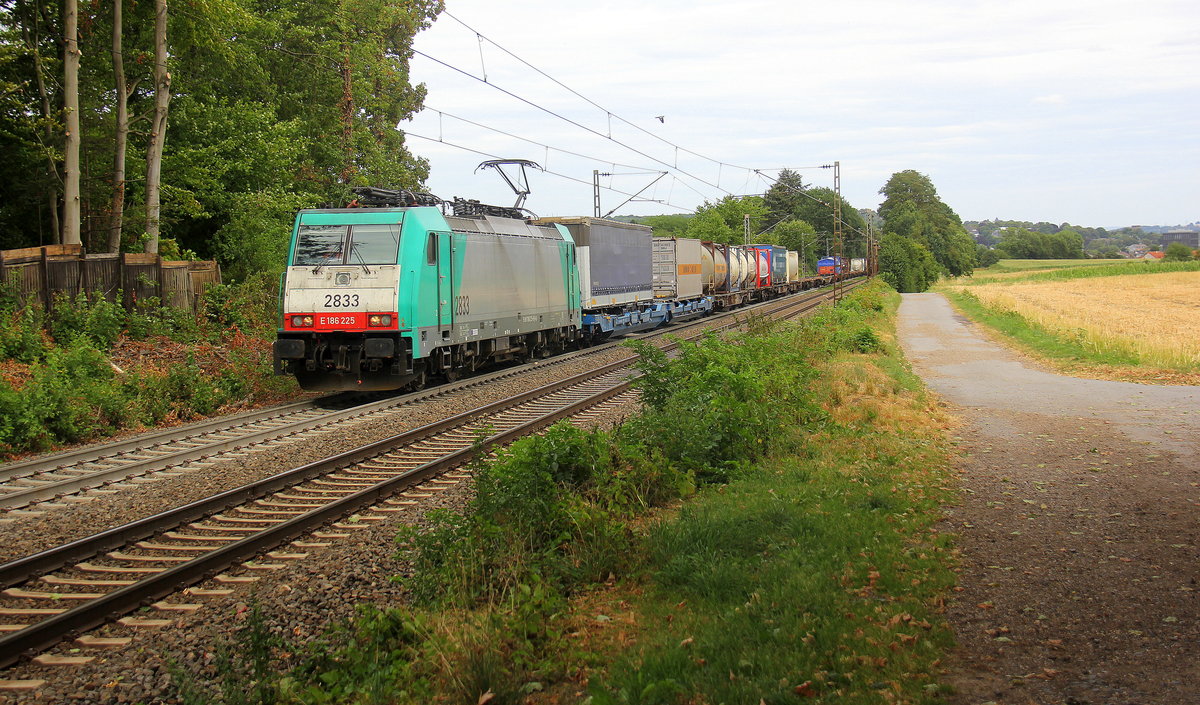 Die Cobra 2833 kommt aus Richtung Aachen-West und fährt die Gemmenicher-Rampe hochgefahren mit einem langen Containerzug aus Gallarate(I) nach Antwerpen-Oorderen(B) und fährt in Richtung Montzen/Belgien. 
Aufgenommen an der Montzenroute am Gemmenicher-Weg. 
Bei Sommerwetter am Nachmittag vom 29.7.2018.