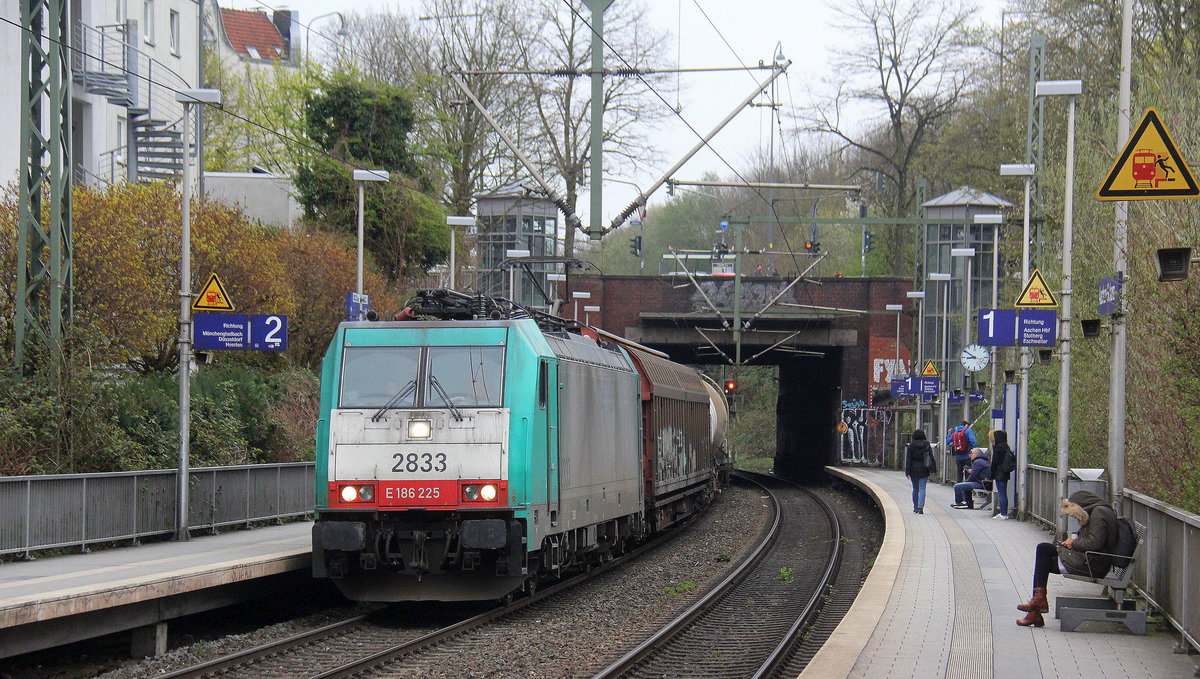 Die Cobra 2833 kommt aus Richtung Köln,Aachen-Hbf und fährt durch Aachen-Schanz mit einem Güterzug aus Köln-Gremberg(D) nach Antwerpen-Noord(B) und fährt in Richtung Aachen-West. Aufgenommen vom Bahnsteig von Aachen-Schanz. 
Am Morgen vom 4.4.2019.