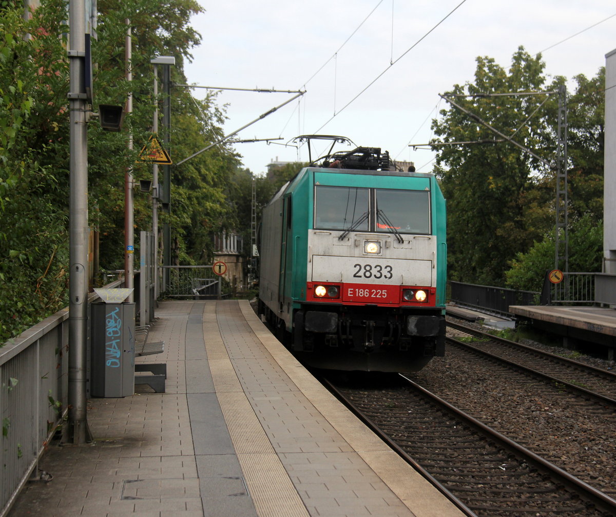 Die Cobra 2833 kommt mit einem Kesselzug aus Antwerpen-Noord(B) nach Köln-Eifeltor(D)
 fährt durch Aachen-Schanz in Richtung Aachen-Hbf,Aachen-Rothe-Erde,Stolberg-Hbf(Rheinland)Eschweiler-Hbf,Langerwehe,Düren,Merzenich,Buir,Horrem,Kerpen-Köln-Ehrenfeld,Köln-West,Köln-Süd. 
Aufgenommen vom Bahnsteig von Aachen-Schanz. 
Bei Sommerwetter am Morgen vom 28.8.2018.
