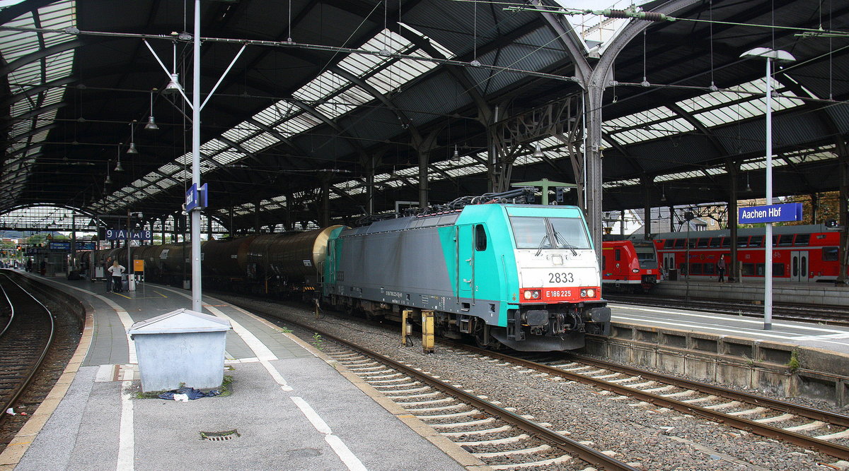 Die Cobra 2833 steht als Umleiter im Aachener-Hbf mit einem gemischten Güterzug aus Antwerpen-Nord(B) nach Mannheim(D) und wartet auf die Weiterfahrt nach Köln.
Aufgenommen vom Bahnsteig 9 vom Aachen-Hbf. 
Bei Regenwolken am Nachmittag vom 11.9.2017.