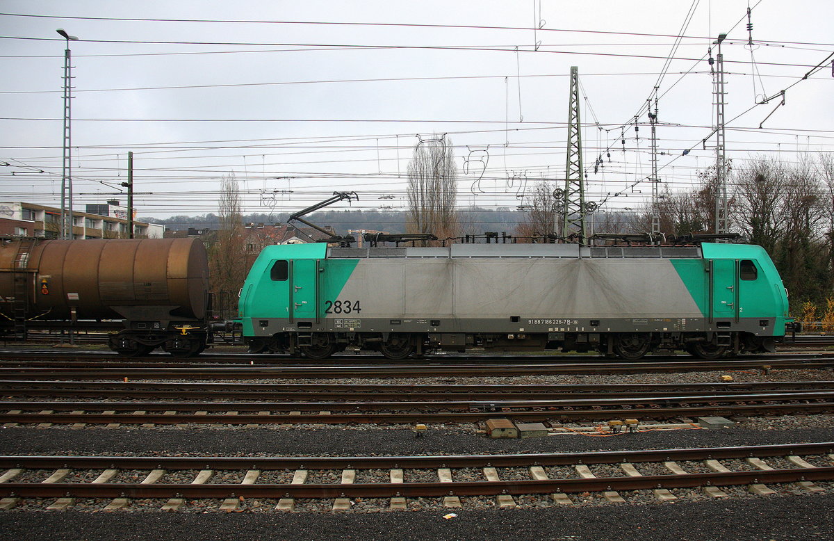 Die Cobra 2834 fährt mit einem Kesselzug aus Ludwigshafen-BASF nach Antwerpen-BASF(B) bei der Ausfahrt aus Aachen-West in Richtung Montzen/Belgien. 
Aufgenommen vom Bahnsteig in Aachen-West. 
Am Kalten Nachmittag vom 17.12.2017. 