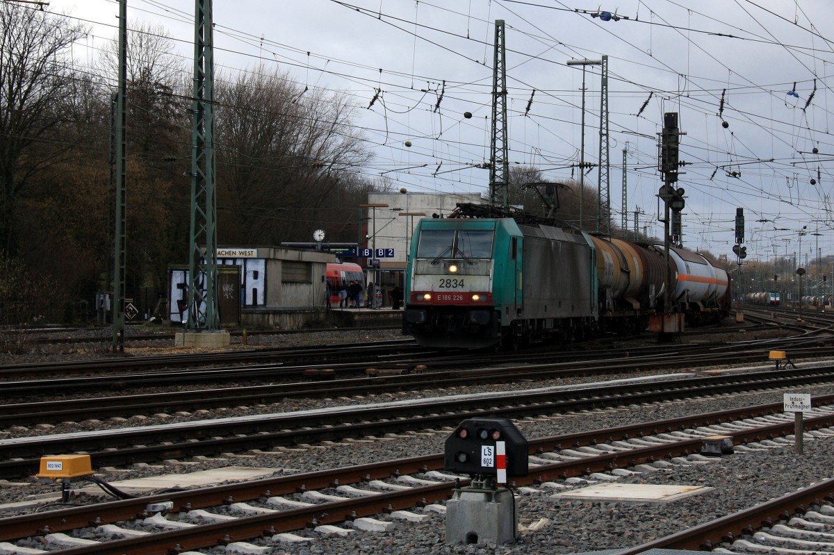 Die Cobra 2834  fährt mit einem langen gemischten Güterzug aus Köln-Gremberg nach Antwerpen-Noord(B) bei der Abfahrt aus Aachen-West und fährt in Richtung Montzen/Belgien bei Regenwolken am Nachmittag vom 9.2.2014.