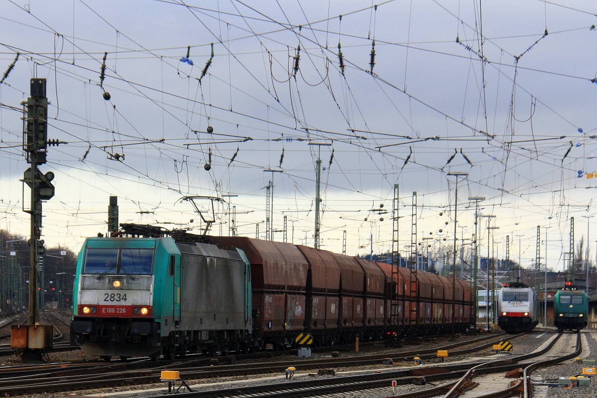 Die Cobra 2834 fährt mit einem langen Kohlenleerzug aus dem Ruhrgebiet nach Belgien bei der Ausfahrt aus Aachen-West 185 580-8  Jana  von Crossrail steht in Aachen-West mit Licht an ,145 CL-005 auch von Crossrail rangiet in Aachen-West am Nachmittag vom 22.2.2014.