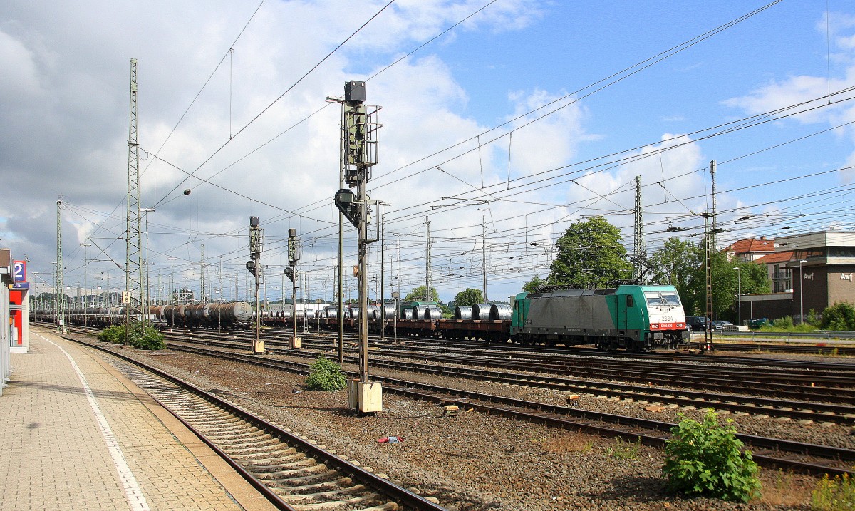 Die Cobra 2834  fährt mit einem schweren Coilzug aus Bremen(D) nach Kinkempois(B) und am Zugende ist die 145 051-9 DB schieb als Schubhilfe von Aachen-West zum Gemmenicher-Tunnel bei der Ausfahrt in Aachen-West. 
Aufgenommen vom Bahnsteig in Aachen-West. 
Bei Sonne und Wolken am Morgen vom 20.6.2015.