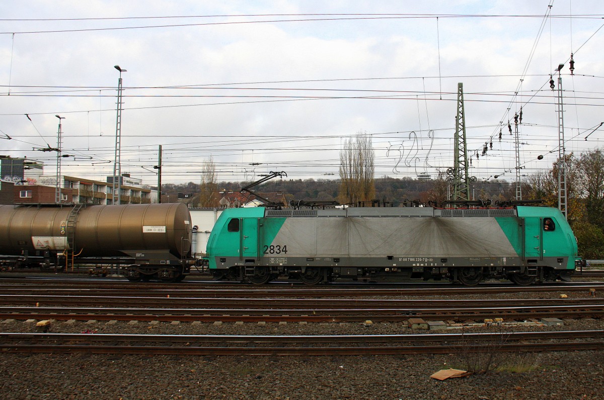 Die Cobra 2834 fährt mit einem langen Kesselzug aus Ludwigshafen-BASF nach Antwerpen-BASF(B) bei der Ausfahrt aus Aachen-West in Richtung Montzen/Belgien. 
Aufgenommen vom Bahnsteig in Aachen-West.
Bei Wolken am Kalten Nachmittag vom 22.11.2015.
