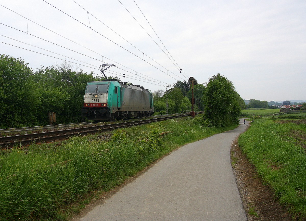 Die Cobra 2834 kommt als Lokzug von Aachen-West nach Belgien und fährt die Gemmenicher-Rampe hoch. 
Aufgenommen an der Montzenroute am Gemmenicher-Weg.
Bei Regenwolken am 16.5.2015.