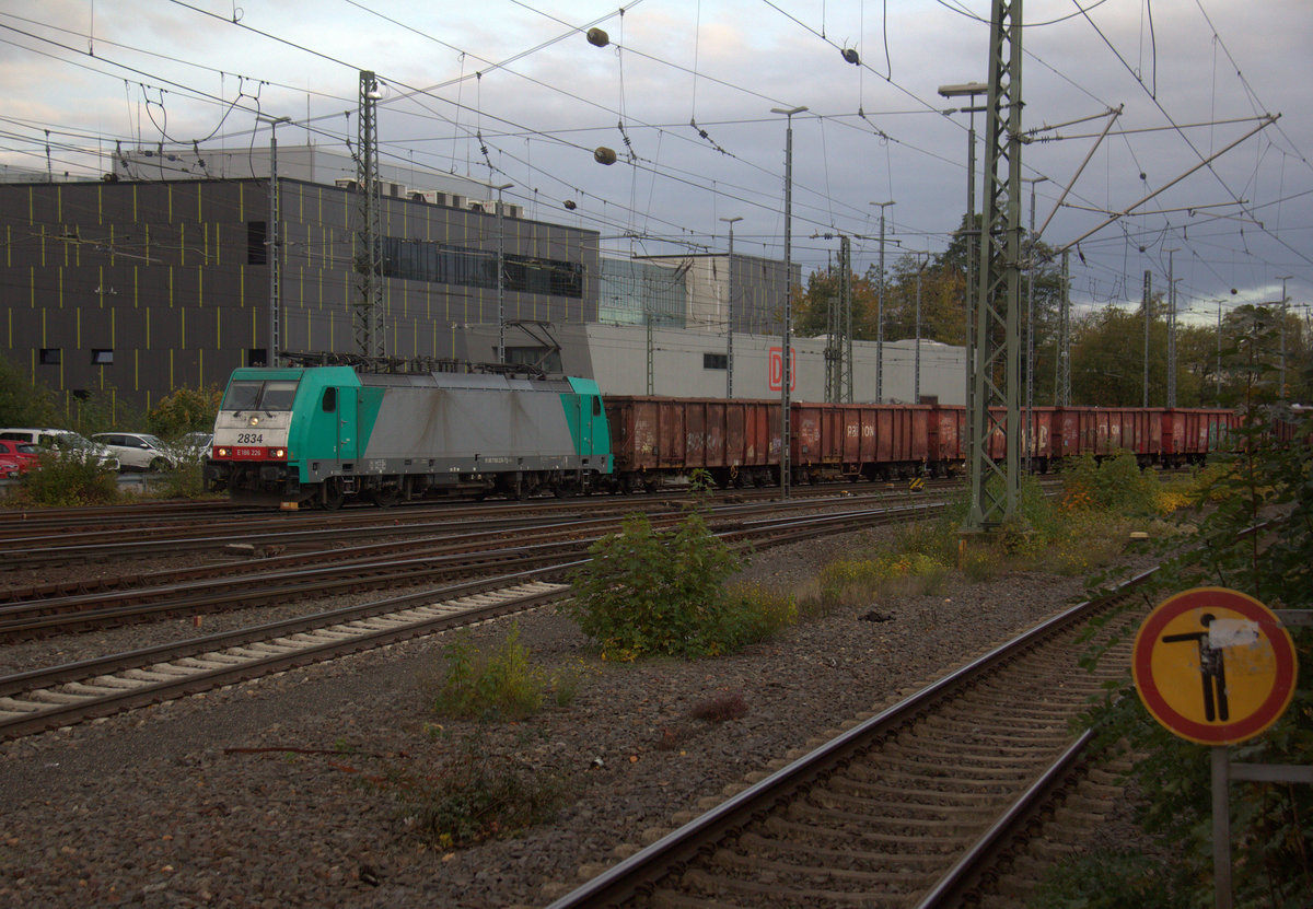 Die Cobra 2834 kommt aus Richtung Köln,Aachen-Hbf,Aachen-Schanz mit einem Schrottzug aus Köln-Kalk(D) nach Genk-Goederen(B) und fährt in Aachen-West ein. Aufgenommen vom Bahnsteig in Aachen-West. 
Bei  Wolken am Nachmittag vom 5.11.2019.