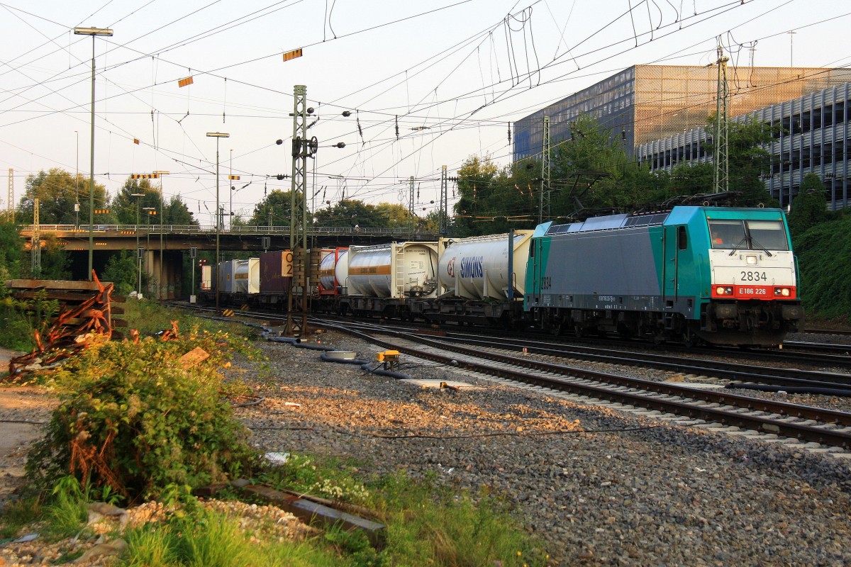 Die Cobra 2834 kommt aus Richtung Montzen/Belgien mit einem langen Containerzug aus Antwerpen-Oorderen(B) nach Gallarate(I) und f�hrt in Aachen-West ein am einem sch�nem Sommerabend am 3.9.2013.