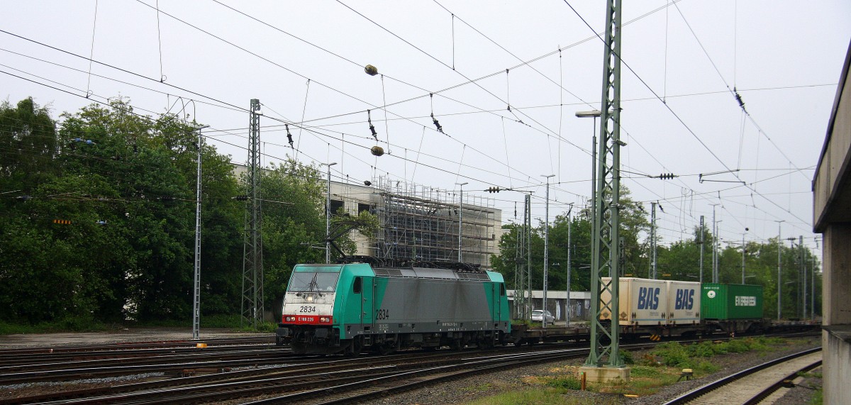Die Cobra 2834 kommt aus Richtung Montzen/Belgien mit einem langen Containerzug aus  Antwerpen-Oorderen(B) nach Gallarate(I) und fährt in Aachen-West ein. 
Aufgenommen vom Bahnsteig in Aachen-West bei Regenwetter am 10.5.2014.
