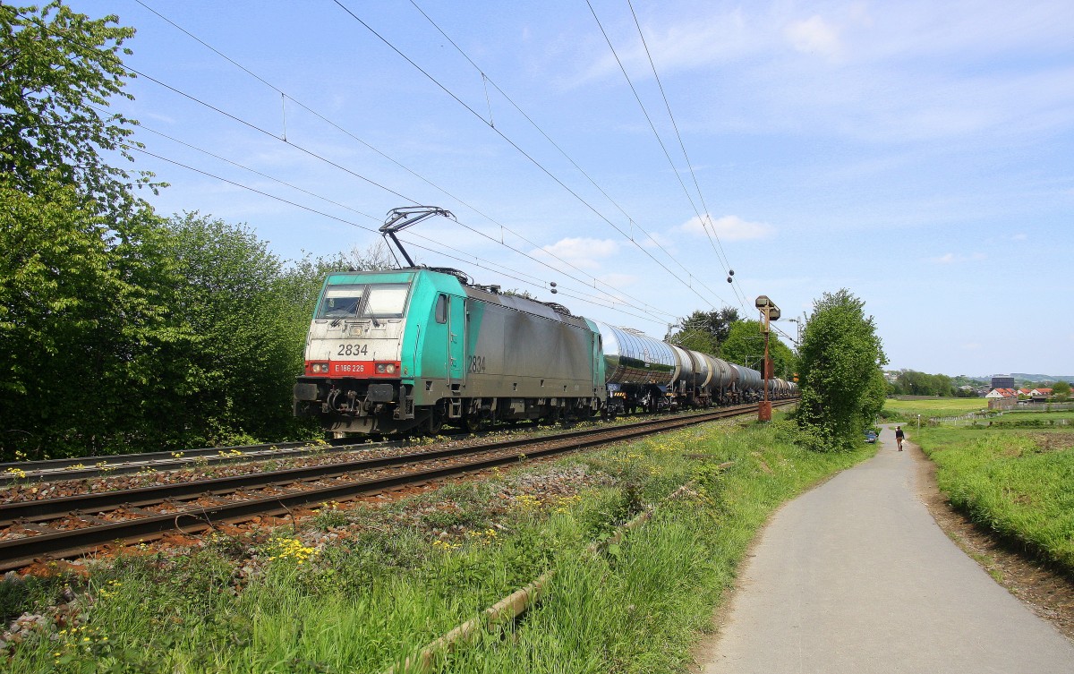 Die Cobra 2834 kommt aus Richtung Aachen-West und fährt die Gemmenicher-Rampe hoch mit einem langen Kesselzug aus Ludwigshafen-BASF nach Antwerpen-BASF(B). 
Aufgenommen an der Montzenroute am Gemmenicher-Weg. 
Bei schönem Frühlingswetter am Nachmittag vom 10.5.2015.