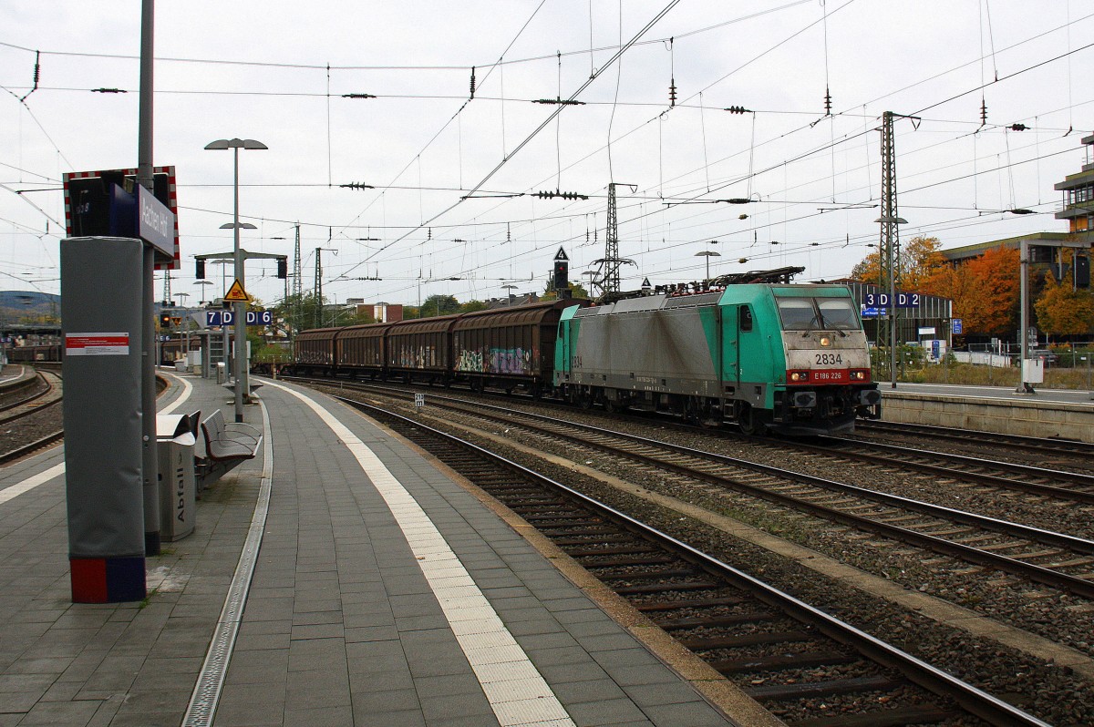 Die Cobra 2834 kommt aus Richtung Aachen-West und fährt durch den Aachener-Hbf in Richtung Köln mit einem  Papierleerzug aus Zeebrugge(B) nach Köln-Gremberg(D).
Aufgenommen vom Bahnsteig 6 vom Aachen-Hbf.
Bei Sonne und Wolken am 24.10.2015. 