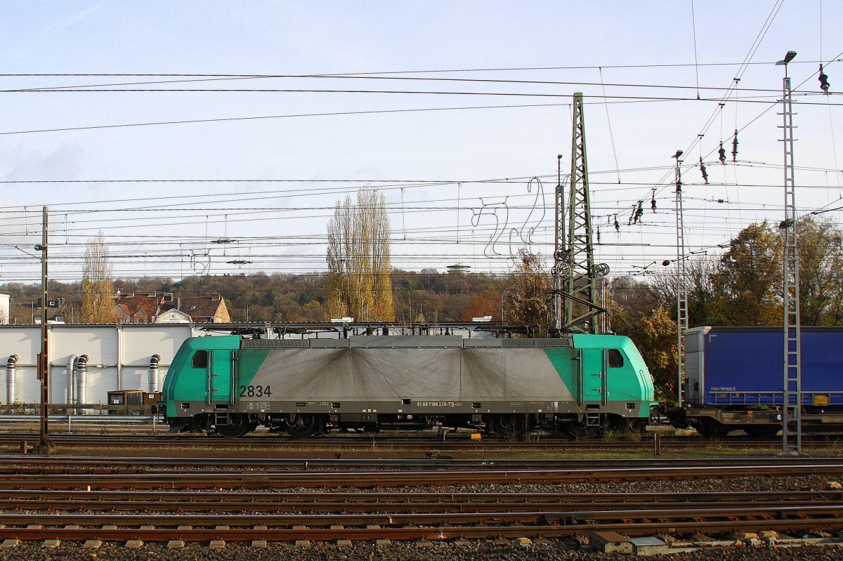 Die Cobra 2834  kommt aus Richtung Montzen/Belgien mit einem langen Containerzug aus Antwerpen-Oorderen(B) nach Gallarate(I) und fährt in Aachen-West ein. Aufgenommen vom Bahnsteig in Aachen-West.
Bei schönem Herbstwetter am Morgen vom 14.11.2015.
 