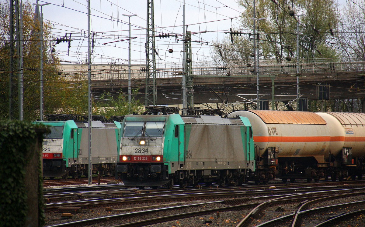 Die Cobra 2834  kommt aus Richtung Köln,Aachen-Hbf,Aachen-Schanz mit einem   gemischten Güterzug aus Köln-Gremberg nach Antwerpen-Noord(B) und fährt in Aachen-West ein. Aufgenommen vom Bahnsteig in Aachen-West. 
Bei Regenwolken am 15.11.2015.