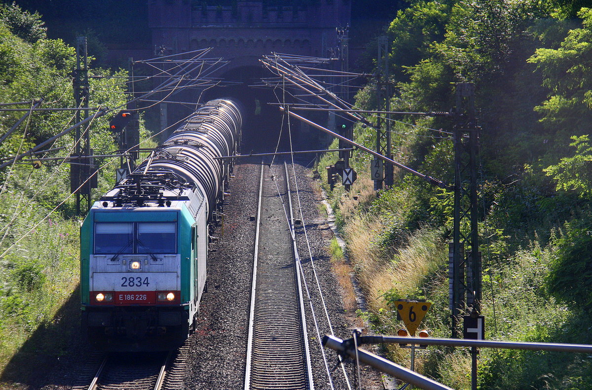 Die Cobra 2834  kommt aus dem Gemmenicher-Tunnel raus mit einem Ölzug aus Antwerpen-Petrol(B) nach Heilbronn(D)  und fährt nach Aachen-West und rollt die Gemmenicher-Rampe herunter nach Aachen-West. Aufgenommen in Reinartzkehl auf der Montzenroute. 
Bei Sommerwetter am Abend vom 14.7.2016.