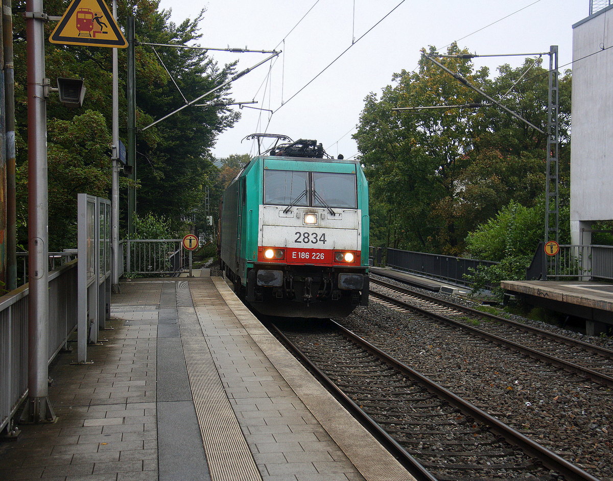Die Cobra 2834 kommt durch Aachen-Schanz mit einem Güterzug aus Antwerpen-Noord(B) nach Wels(A) und kommt aus Richtung Aachen-West und fährt in Richtung Aachen-Hbf,Aachen-Rothe-Erde,Stolberg-Hbf(Rheinland)Eschweiler-Hbf,Langerwehe,Düren,Merzenich,Buir,Horrem,Kerpen-Köln-Ehrenfeld,Köln-West,Köln-Süd. 
Aufgenommen vom Bahnsteig von Aachen-Schanz.
Bei Wolken am Morgen vom 19.9.2017.