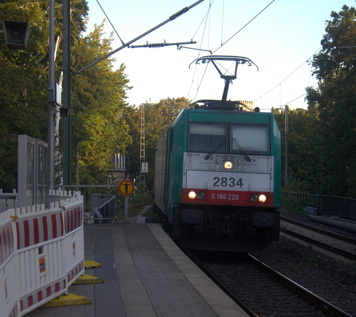 Die Cobra 2834  kommt durch Aachen-Schanz mit einem gemischten Güterzug aus Antwerpen-Noord(B) nach Passau(D) und kommt aus Richtung Aachen-West und fährt in Richtung Aachen-Hbf,Aachen-Rothe-Erde,Stolberg-Hbf(Rheinland)Eschweiler-Hbf,Langerwehe,Düren,Merzenich,Buir,Horrem,Kerpen-Köln-Ehrenfeld,Köln-West,Köln-Süd. Aufgenommen vom Bahnsteig von Aachen-Schanz. 
Am Morgen vom 19.9.2019.