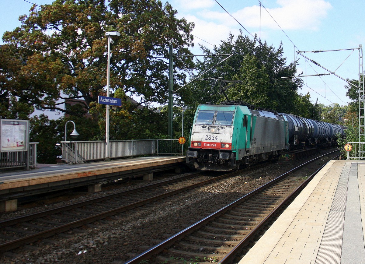 Die Cobra 2834 kommt durch Aachen-Schanz mit einem langen gemischten Güterzug aus Antwerpen-Noord(B) nach Köln-Gremberg und kommt aus Richtung Aachen-West und fährt in Richtung Aachen-Hbf,Köln am 3.9.2014.